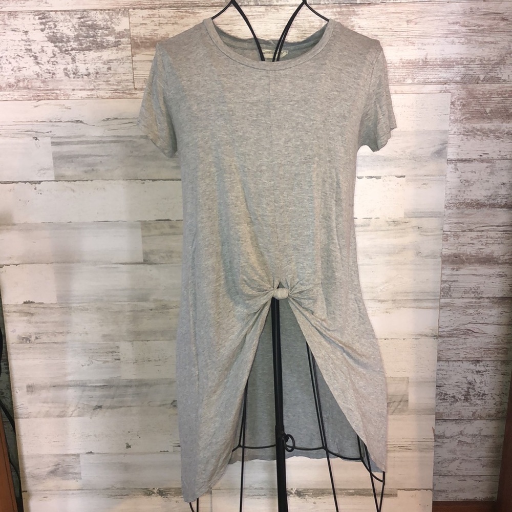 Coverstitched long in back short in front light weight gray shirt size medium​​